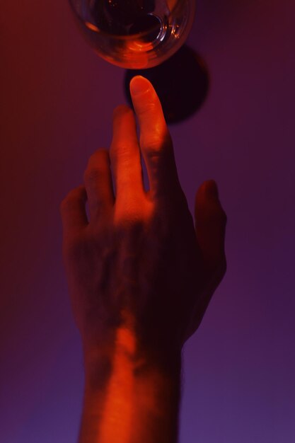Zdjęcie wysoki kąt widoku ręki dotykającej szkła na stole