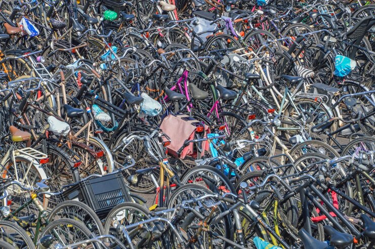 Zdjęcie wysoki kąt widoku rowerów na parkingu