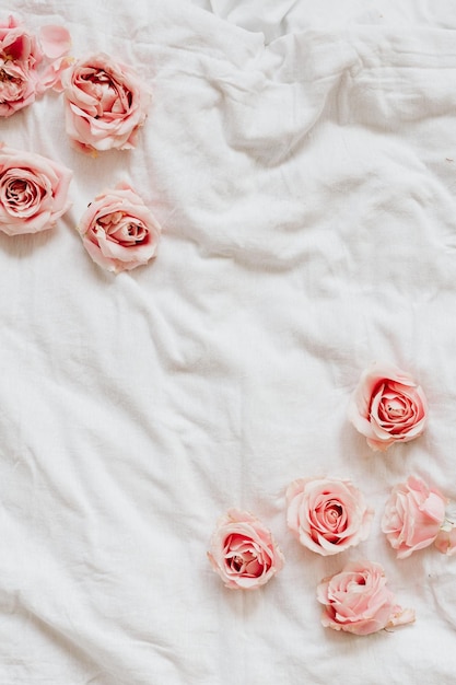 Zdjęcie wysoki kąt widoku róż na łóżku