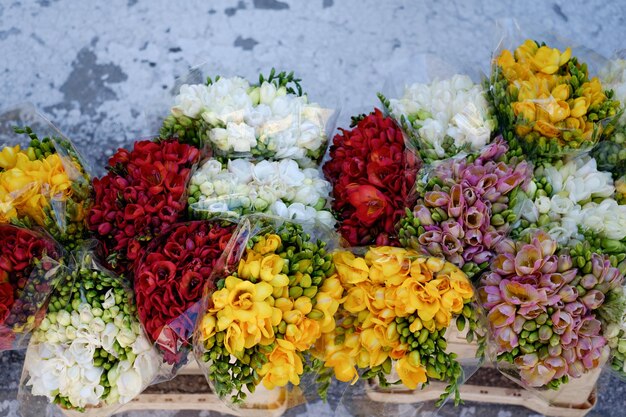 Zdjęcie wysoki kąt widoku różnych kwiatów na sprzedaż