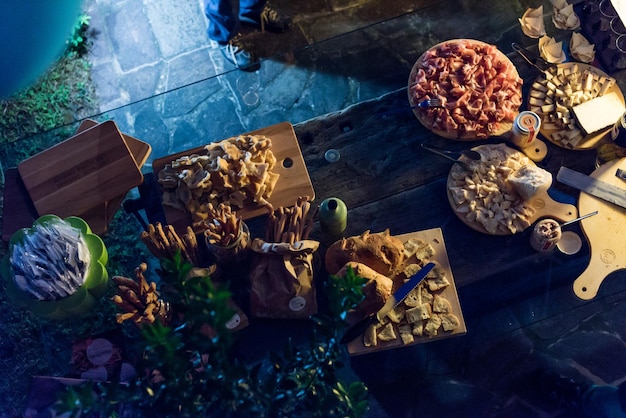 Zdjęcie wysoki kąt widoku różnych potraw na stole podczas imprezy