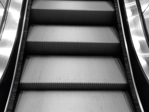Zdjęcie wysoki kąt widoku ruchomych schodów
