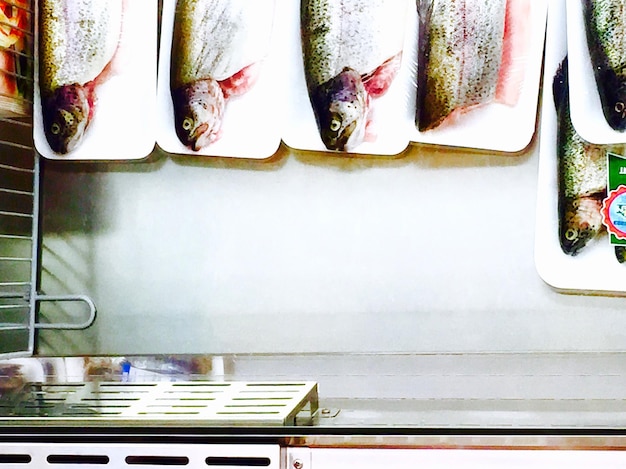 Zdjęcie wysoki kąt widoku ryb wystawionych na stole