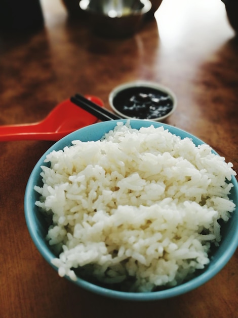 Wysoki kąt widoku ryżu w misce na stole