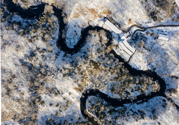 Zdjęcie wysoki kąt widoku rzeki i domów pokrytych śniegiem pola