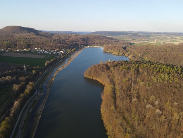 Zdjęcie wysoki kąt widoku rzeki pośród krajobrazu na tle nieba