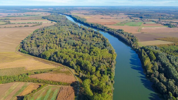 Wysoki kąt widoku rzeki pośród krajobrazu