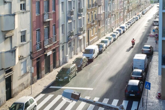 Zdjęcie wysoki kąt widoku samochodów na drodze w mieście