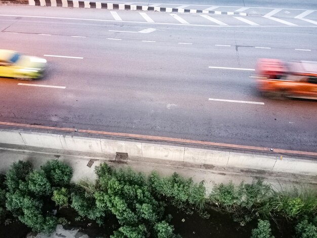 Zdjęcie wysoki kąt widoku samochodów w niewyraźnym ruchu na drodze