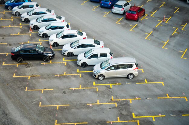 Wysoki kąt widoku samochodów zaparkowanych na parkingu