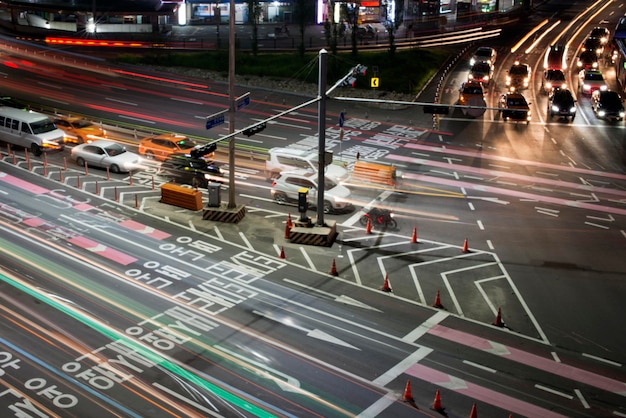 Zdjęcie wysoki kąt widoku ścieżek świetlnych na drodze w mieście