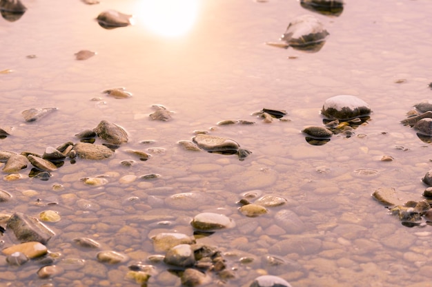 Zdjęcie wysoki kąt widoku skał na brzegu rzeki podczas zachodu słońca
