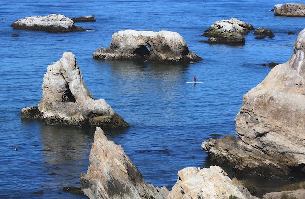 Zdjęcie wysoki kąt widoku skał na morzu