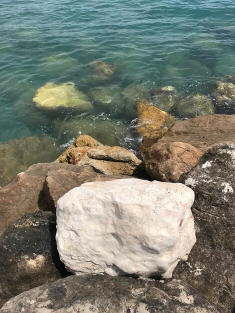 Zdjęcie wysoki kąt widoku skał na wybrzeżu morza