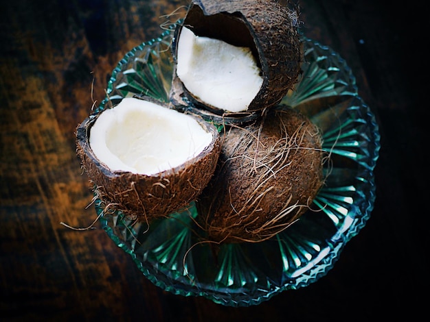 Zdjęcie wysoki kąt widoku skorup kokosowych na talerzu na stole