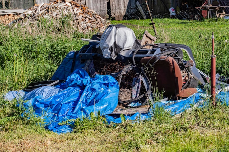 Zdjęcie wysoki kąt widoku śmieci na polu