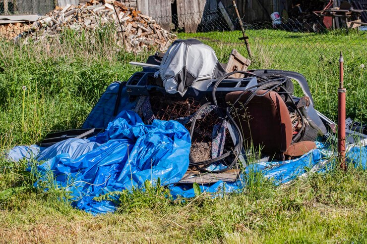 Zdjęcie wysoki kąt widoku śmieci na polu