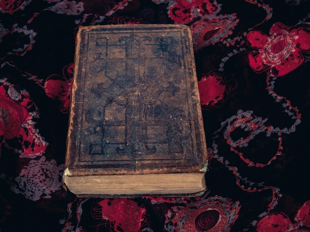 Zdjęcie wysoki kąt widoku starego tekstylu zaprojektowanego przez biblię