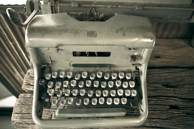 Zdjęcie wysoki kąt widoku starej maszyny do pisania na stole