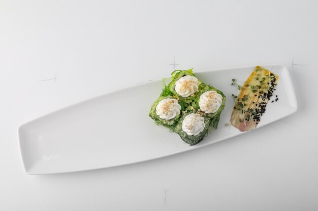 Zdjęcie wysoki kąt widoku sushi na talerzu na stole