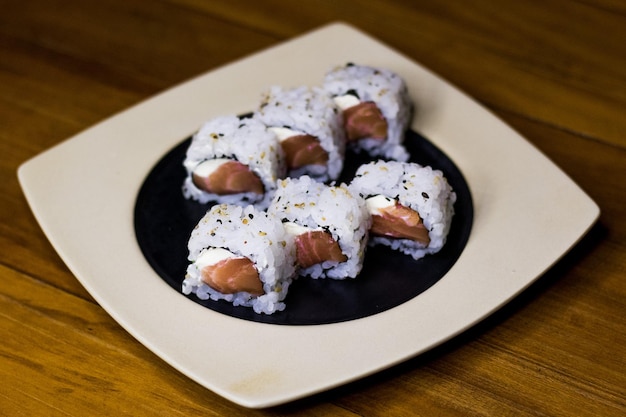 Wysoki kąt widoku sushi na talerzu na stole