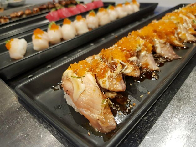 Wysoki kąt widoku sushi na talerzu