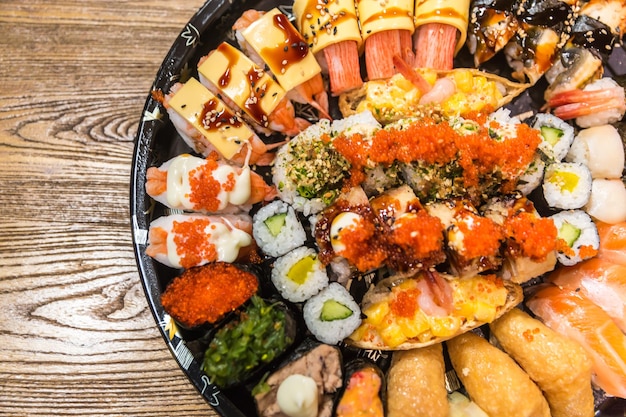 Wysoki kąt widoku sushi na talerzu