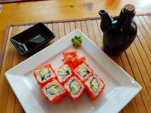 Wysoki kąt widoku sushi podawanych na stole