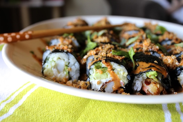 Wysoki kąt widoku sushi z pałeczkami na talerzu