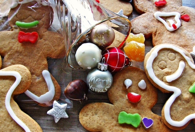 Zdjęcie wysoki kąt widoku świątecznych ciasteczek i dekoracji na stole