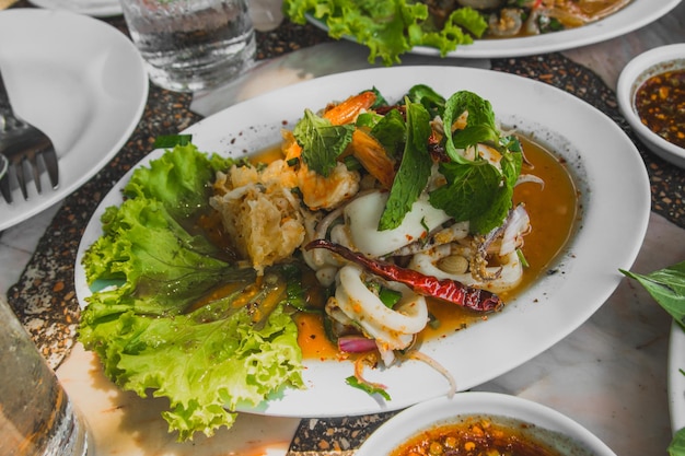 Wysoki kąt widoku świeżego posiłku podawanego na stole w restauracji