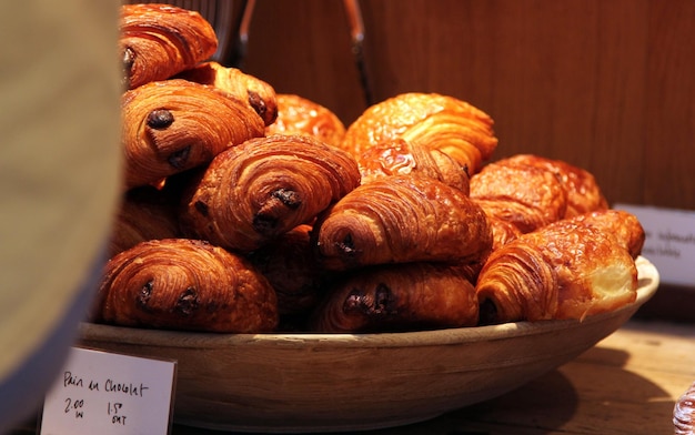 Wysoki kąt widoku świeżych croissantów w pojemniku wystawionych w sklepie