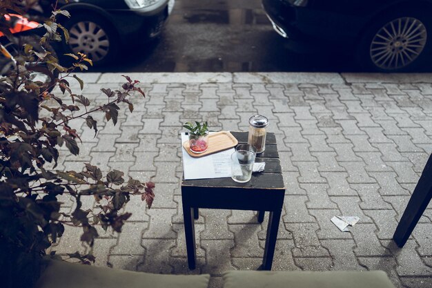 Zdjęcie wysoki kąt widoku szkła na stole w kawiarni na chodniku