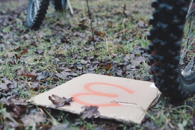 Zdjęcie wysoki kąt widoku tekstu na polu