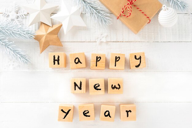 Zdjęcie wysoki kąt widoku tekstu z okazji nowego roku i dekoracji na stole