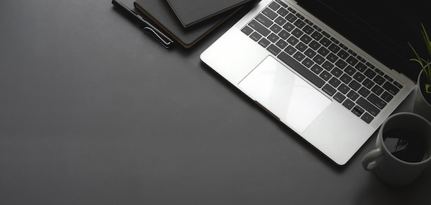 Wysoki kąt widoku telefonu komórkowego na stole