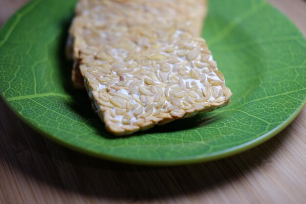 Wysoki kąt widoku tempeh na liściach