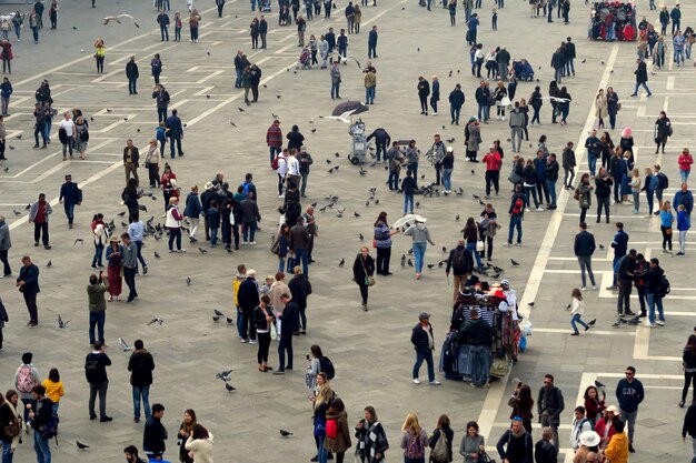 Zdjęcie wysoki kąt widoku tłumu na placu
