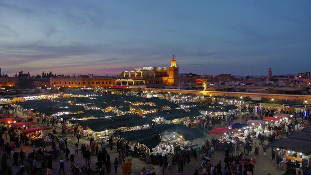 Wysoki kąt widoku tłumu na targu w Marrakeszu