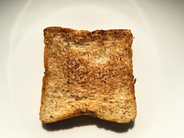 Zdjęcie wysoki kąt widoku toastowanego chleba na talerzu