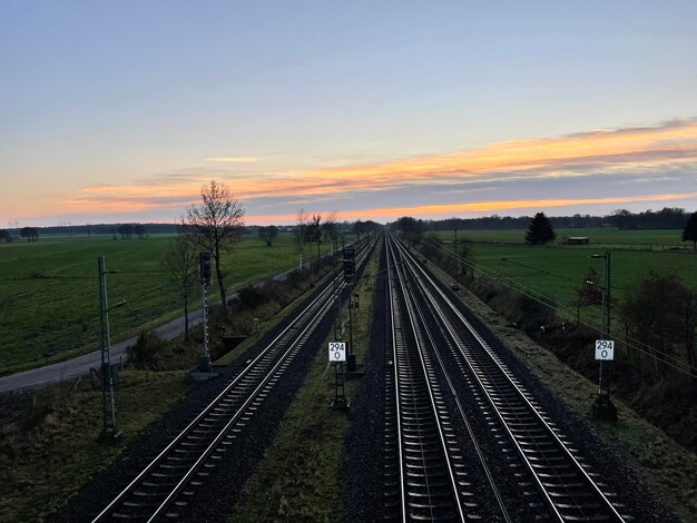 Zdjęcie wysoki kąt widoku torów kolejowych na tle nieba podczas zachodu słońca