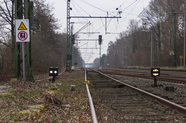 Zdjęcie wysoki kąt widoku torów kolejowych na tle nieba