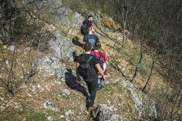 Zdjęcie wysoki kąt widoku turystów spacerujących po górach