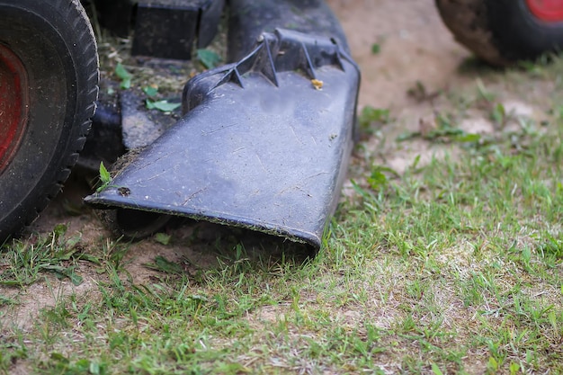 Zdjęcie wysoki kąt widoku uszkodzonego kontenera na polu