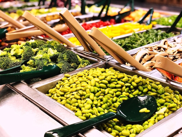 Zdjęcie wysoki kąt widoku warzyw na sprzedaż na targu