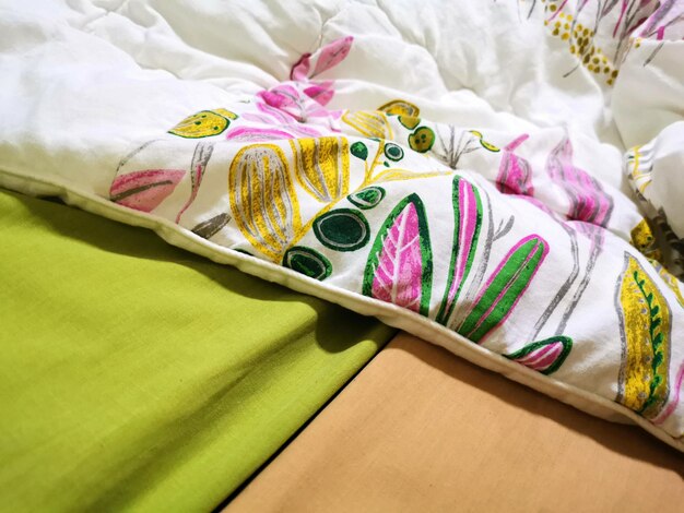 Zdjęcie wysoki kąt widoku wielobarwnej tkaniny na łóżku
