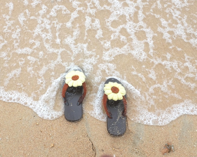 Wysoki kąt widoku zabawki na piasku na plaży