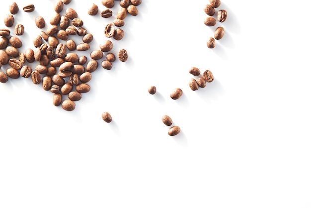 Zdjęcie wysoki kąt widoku ziaren kawy na białym tle