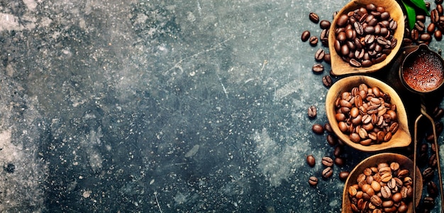Zdjęcie wysoki kąt widoku ziaren kawy na stole
