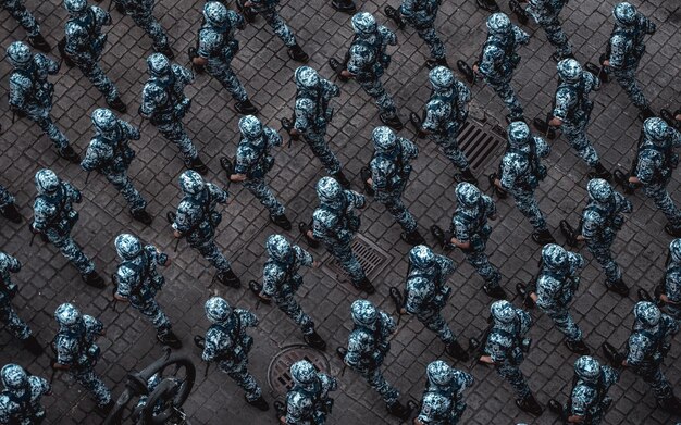 Zdjęcie wysoki kąt widoku żołnierzy idących ulicą